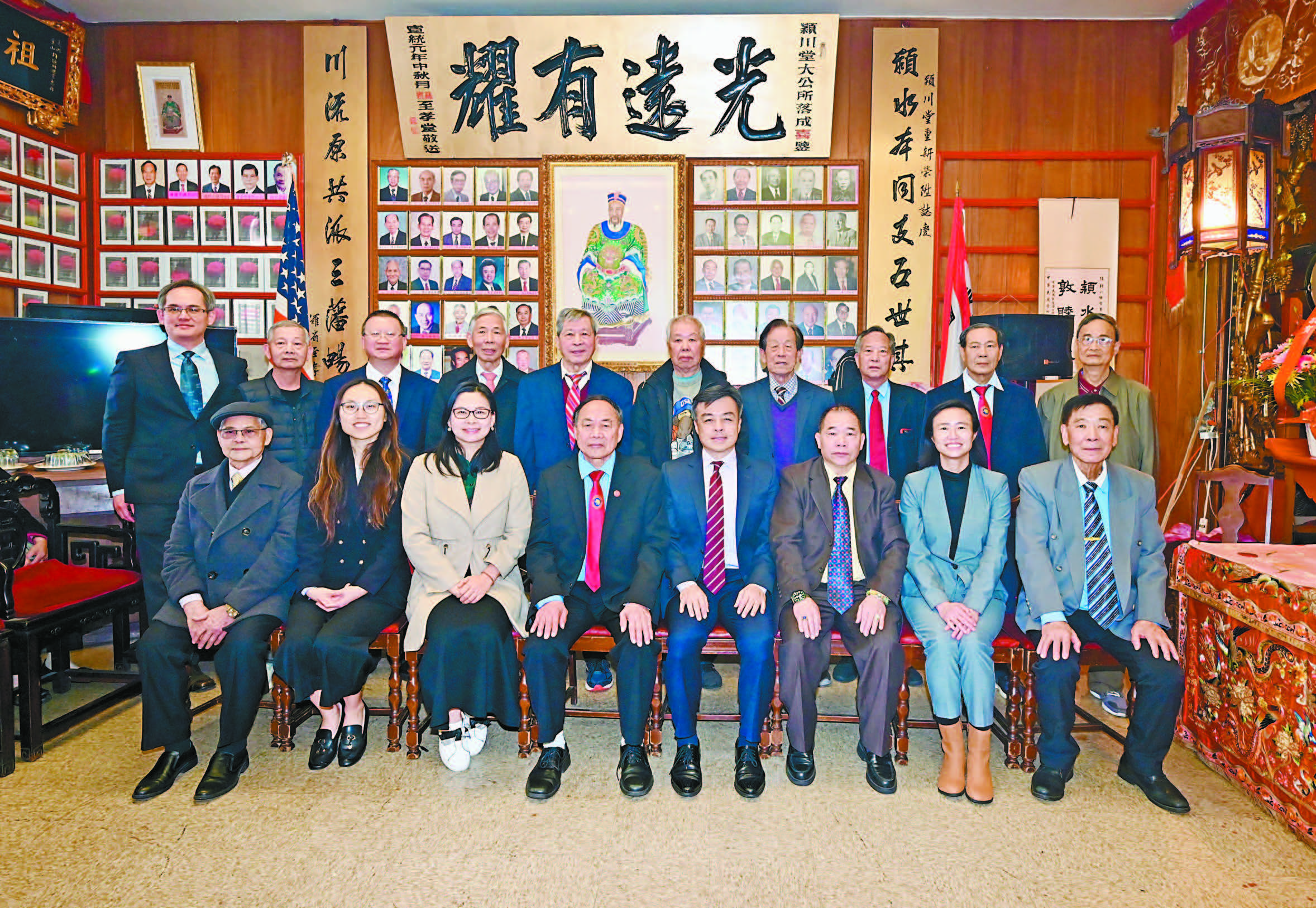 經文處官員、文教中心官員、市參事親臨，與陳潁川總堂首長同仁在禮堂合影。馬紅兵攝