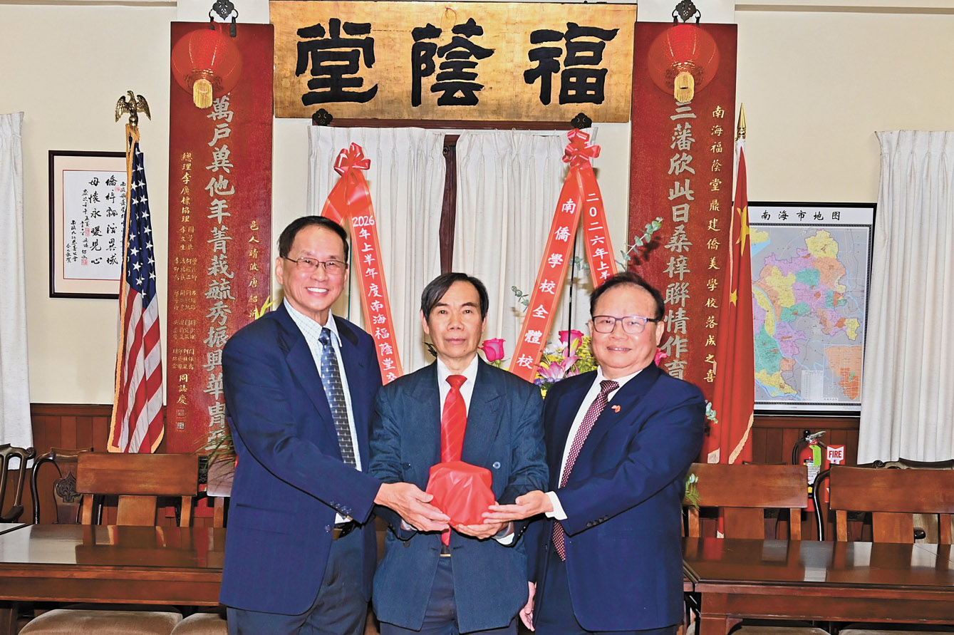 滿任總理陸潮基（中）主持監交，新任總理關信民（左）、書記何偉明（右）接印履新，接棒上任。馬紅兵攝