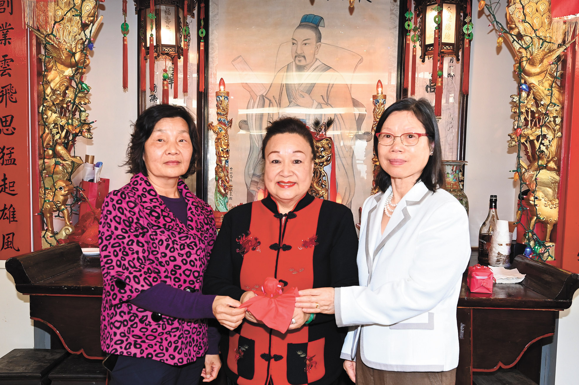 婦女部顧問華楷夫人（中）主持監交，連任主任麟祥夫人（右）、副主任少欽夫人（左）接印繼續履新，將團結同心，為公所及婦女部服務。馬紅兵攝