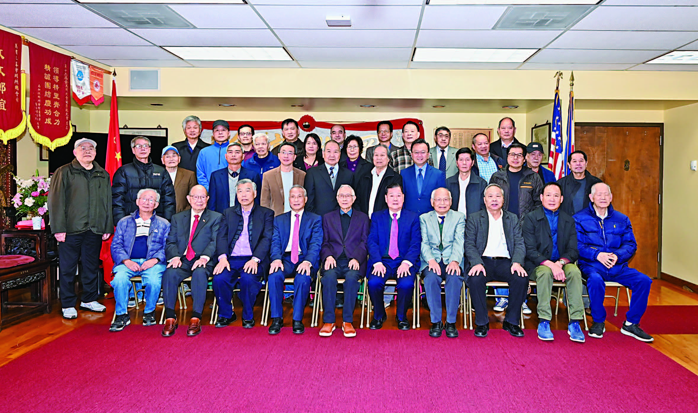 岡州總會館首長及理監事在禮堂大合影。馬紅兵攝