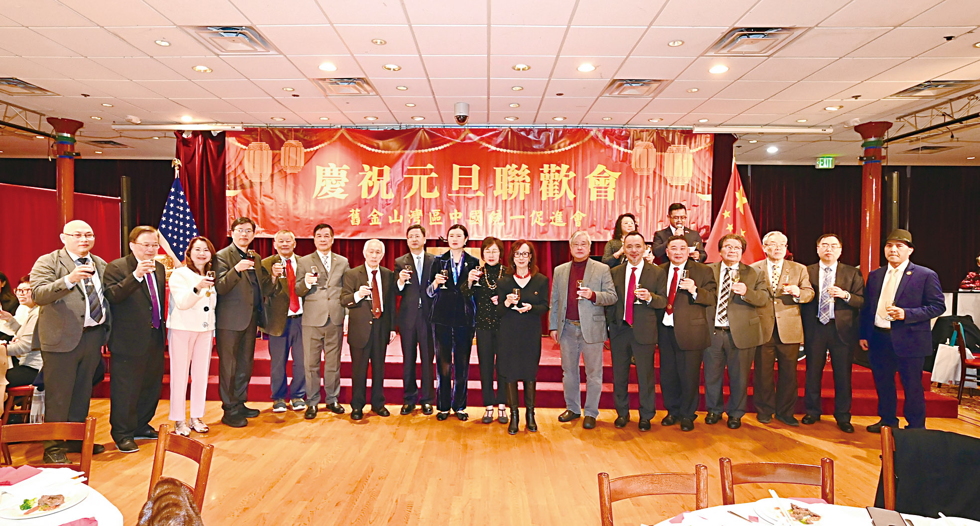 總領事張建敏暨夫人鄭心、領僑處主任王一鳴、領事林淑珍；中華總會館總董事暨主席團等嘉賓親臨，與統一促進會首長共同祝酒賀新年。馬紅兵攝