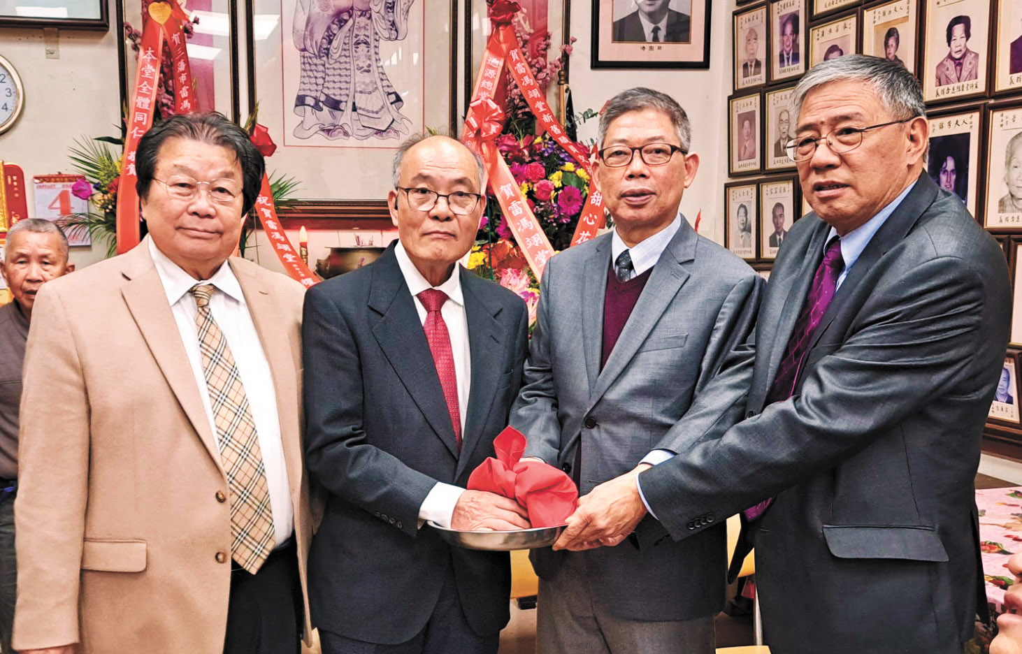 顧問華欽（左1）主持監交，連任主席耀儒（左2）、副主席仕銘（右2）、超漢（右1）與接棒履新。