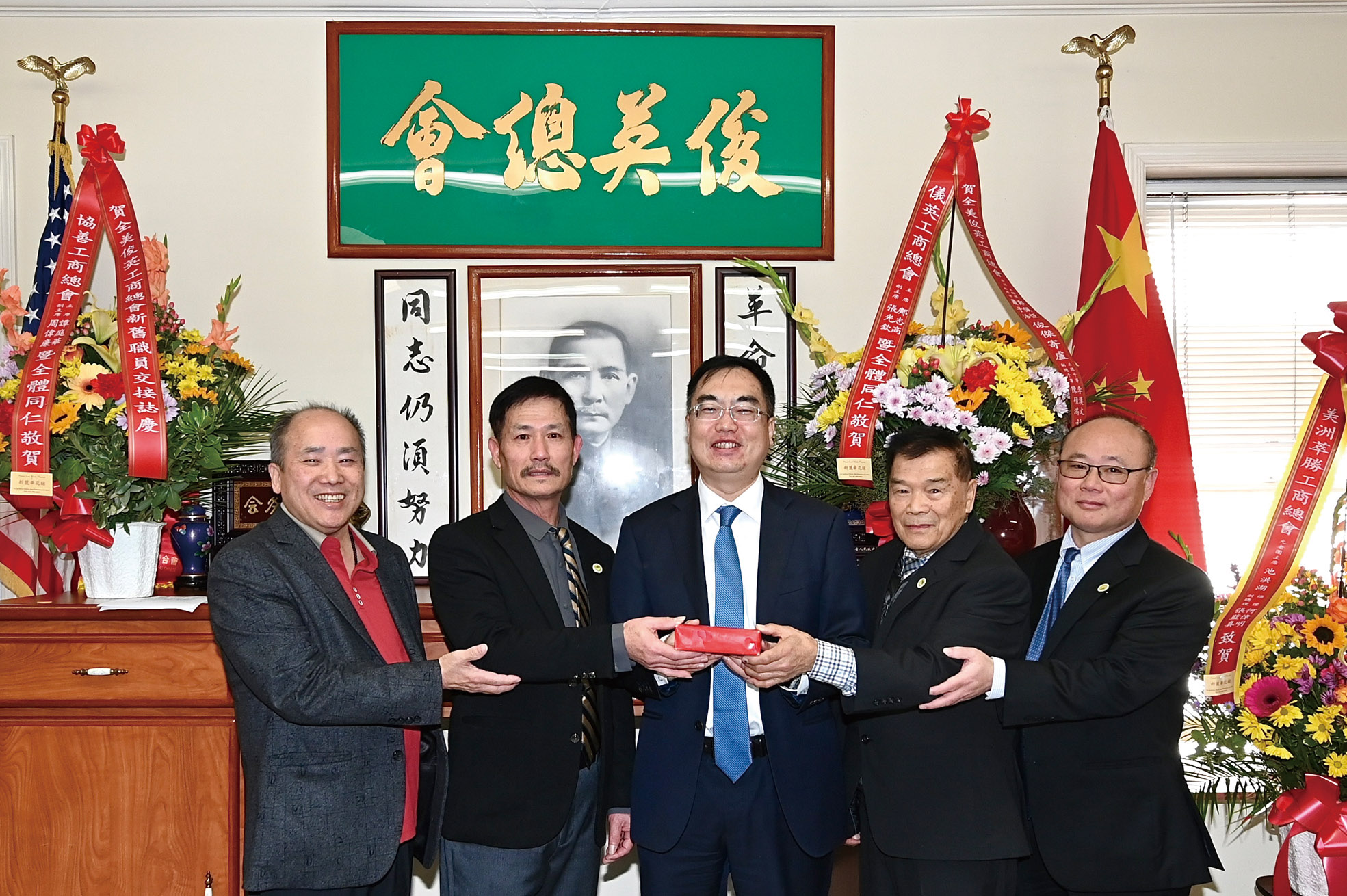 中領館領僑處主任王一鳴（中）主持、連任總理鄭佩恆（右2）、新任副總理蕭子浩（右1）主持監交，新任總幹事李漢文（左2）、連任副總幹事陳碩鴻（左1）接印履新。馬紅兵攝