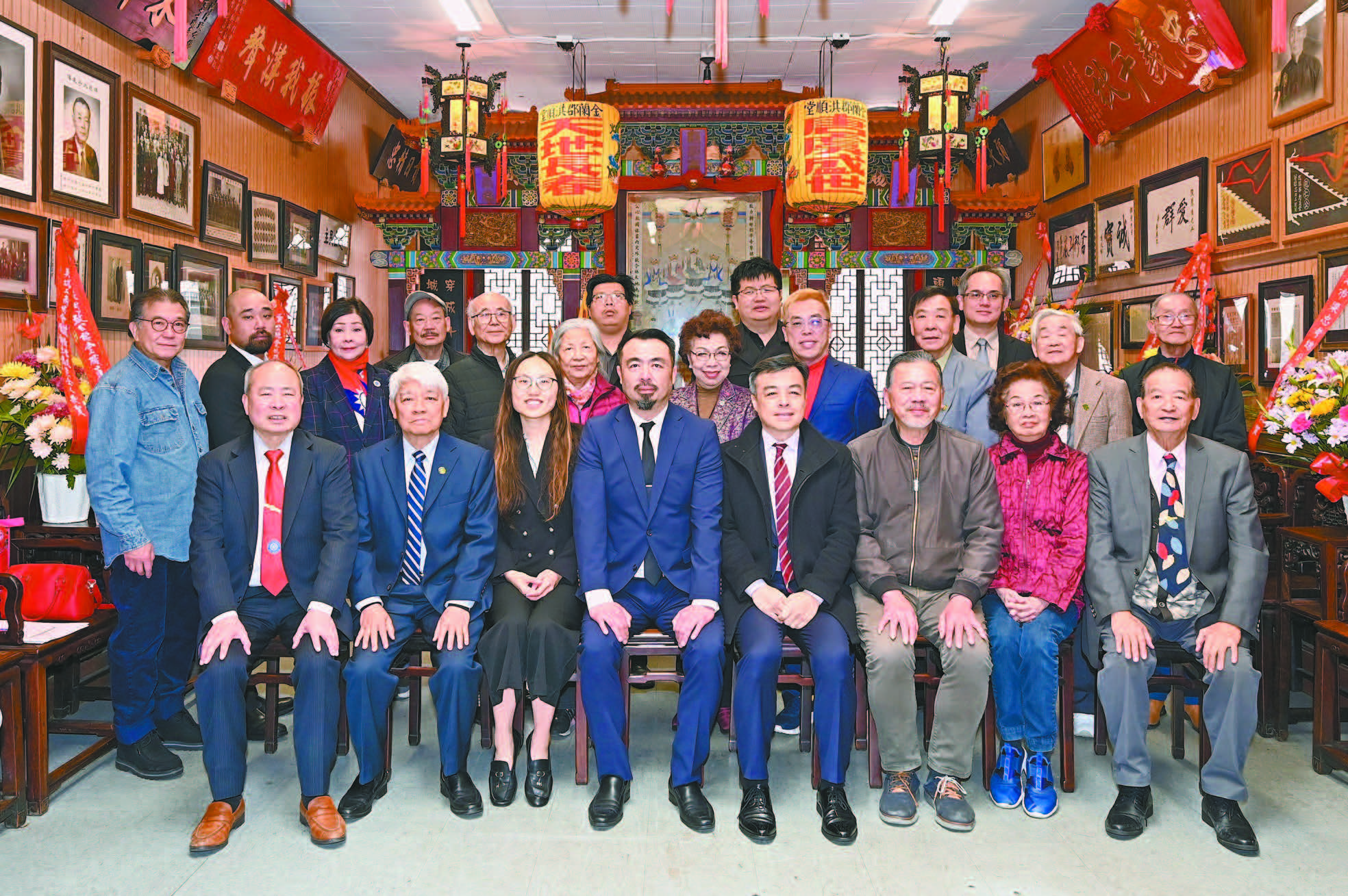 經文處副處長伍志翔、組長張文榮；華僑文教中心主任劉岱欣及總堂正副會長、盟長、職員暨嘉賓合影。馬紅兵攝