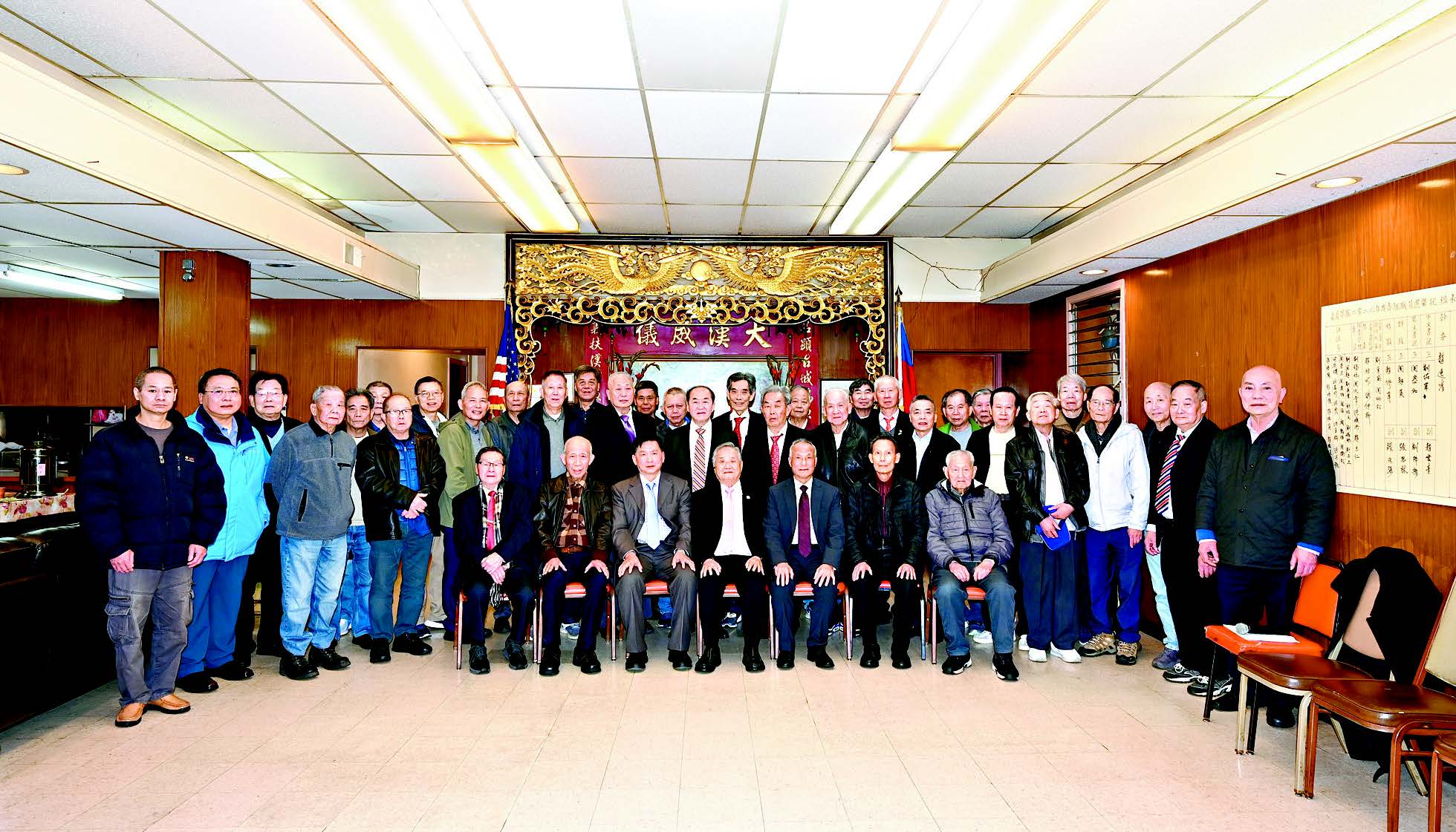名義寄盧新任及滿任主任團、評議長及元老、顧問、評議員在禮堂合影。馬紅兵攝