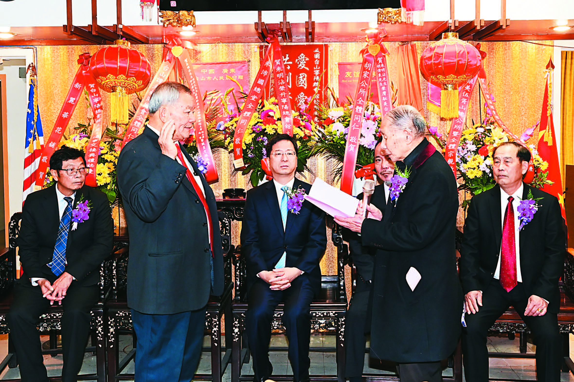 在資深商董伍璇燦主持宣誓下，新任主席朱明沾宣誓就職。馬紅兵攝