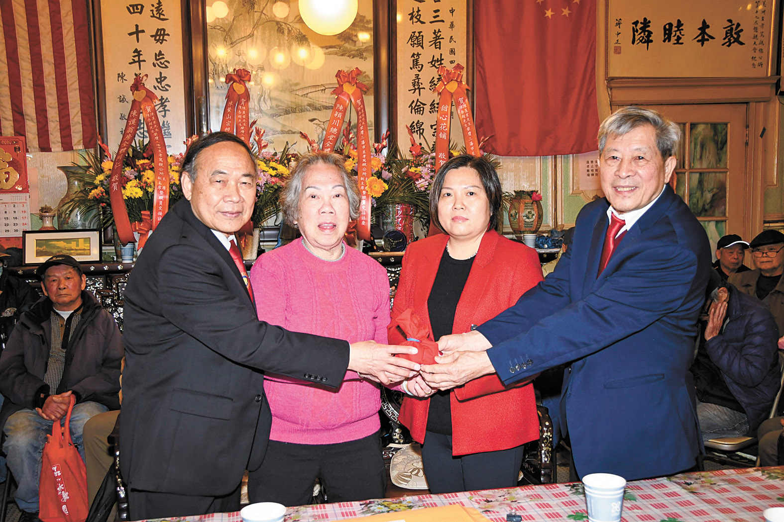 婦女部主任在主席陳羨棠(左 1) 副主席陳杏超(右 1) 見證下，新婦女部正主任陳永梅(右 2)、副任主任陳小燕(左 2) 接過印信，履新就職。譚國亮攝