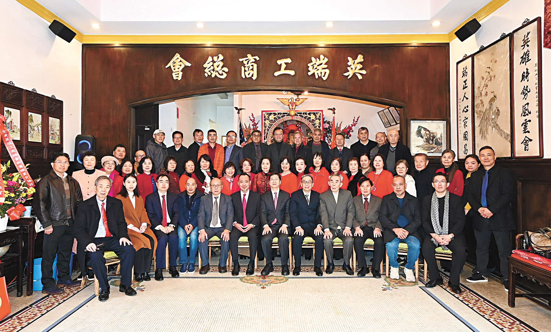 中領館官員與英端工商總會首長同仁大合影。馬紅兵攝