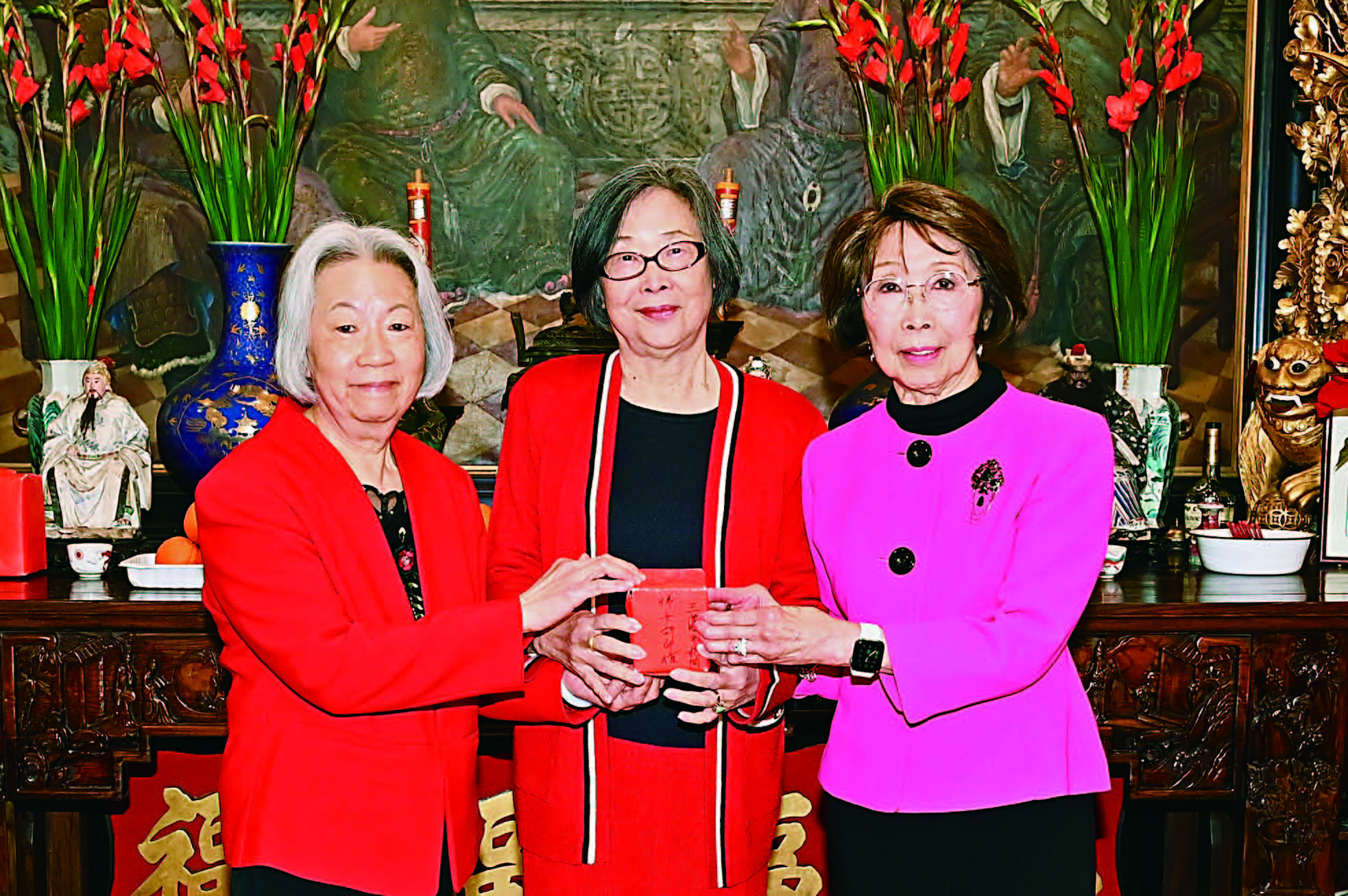三藩市龍岡親義公所婦女部交接禮，關泰和夫人（中）主持監交，新任主任張柳姿姑（左）與滿任主任趙許聘夫人（右）順利交接印信。馬紅兵攝