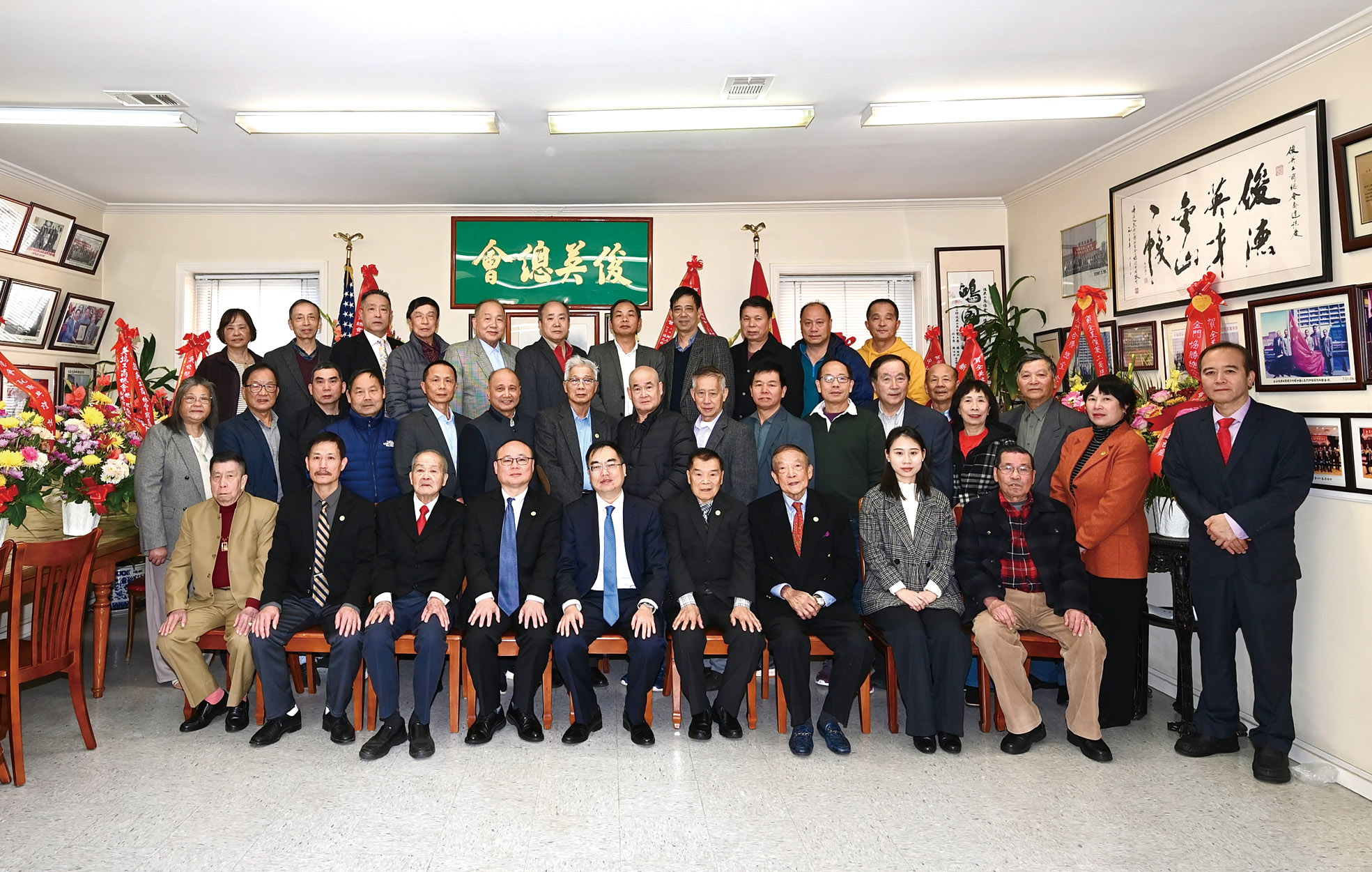 中領館官員親臨，與俊英工商總會首長同仁合影。馬紅兵攝