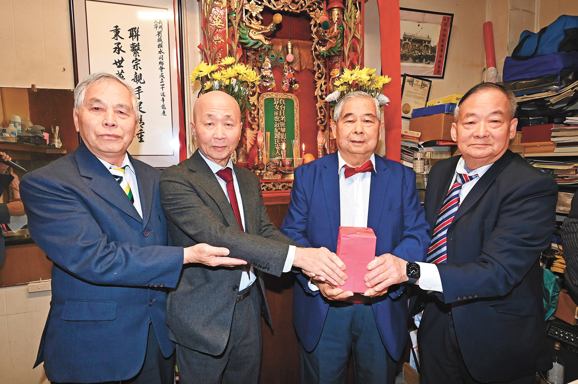 在元老胤良（右2）主持監交下，新任主席國超（左2）、副主席兆安（左1）與滿任主席佑華（右1）接印履新 同心服務劉族橫水同鄉會。馬紅兵攝