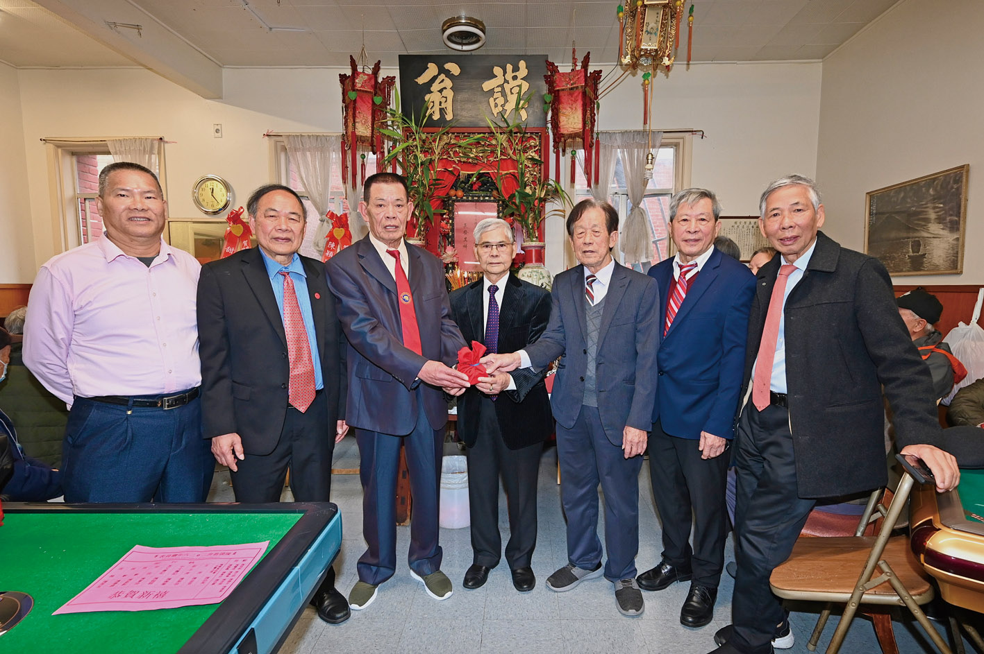 顧問陳德業（中）主持監交，嘉賓陳德和（左1）；顧問陳健全（右1）、陳杏超（右2）、陳羨棠（左2）共同見證，新任主席陳金堂（左3）、副主席陳熙洽（右3）接印履新，共譜族務。馬紅兵攝