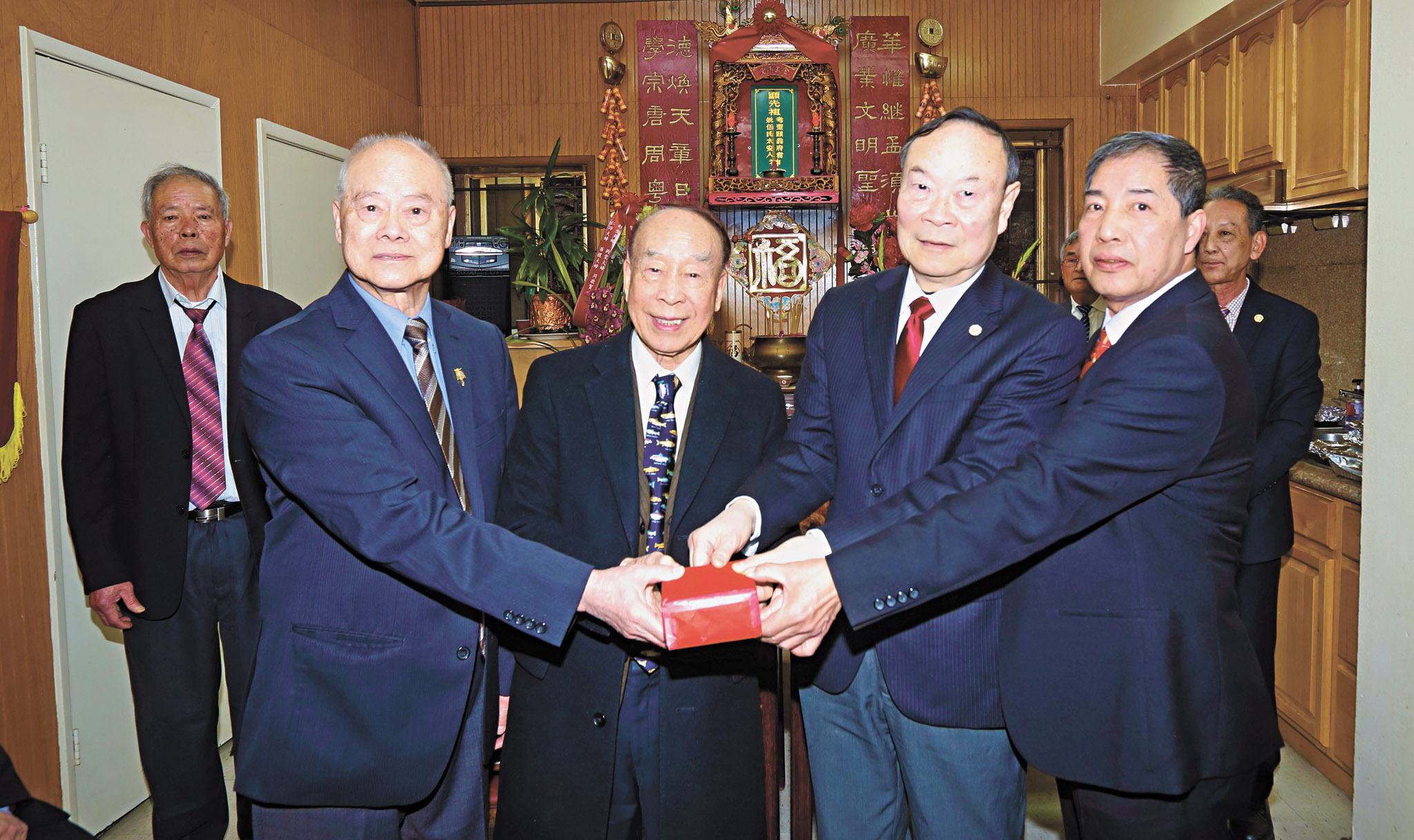 元老焯宗（左2）主持監交，新任主席維邦（右2）、副主席國寵（右1）與滿任主席華樸（左1）順利接印，履行新職，為李聖頤堂發展作出新的貢獻。