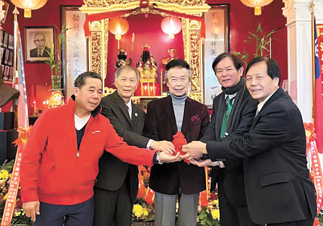 陳日初元老主持監交，新任主席伍振城和譚國祥從滿任主席伍健民與李俊寧手中接過印信，標誌著新一屆職員正式接任。