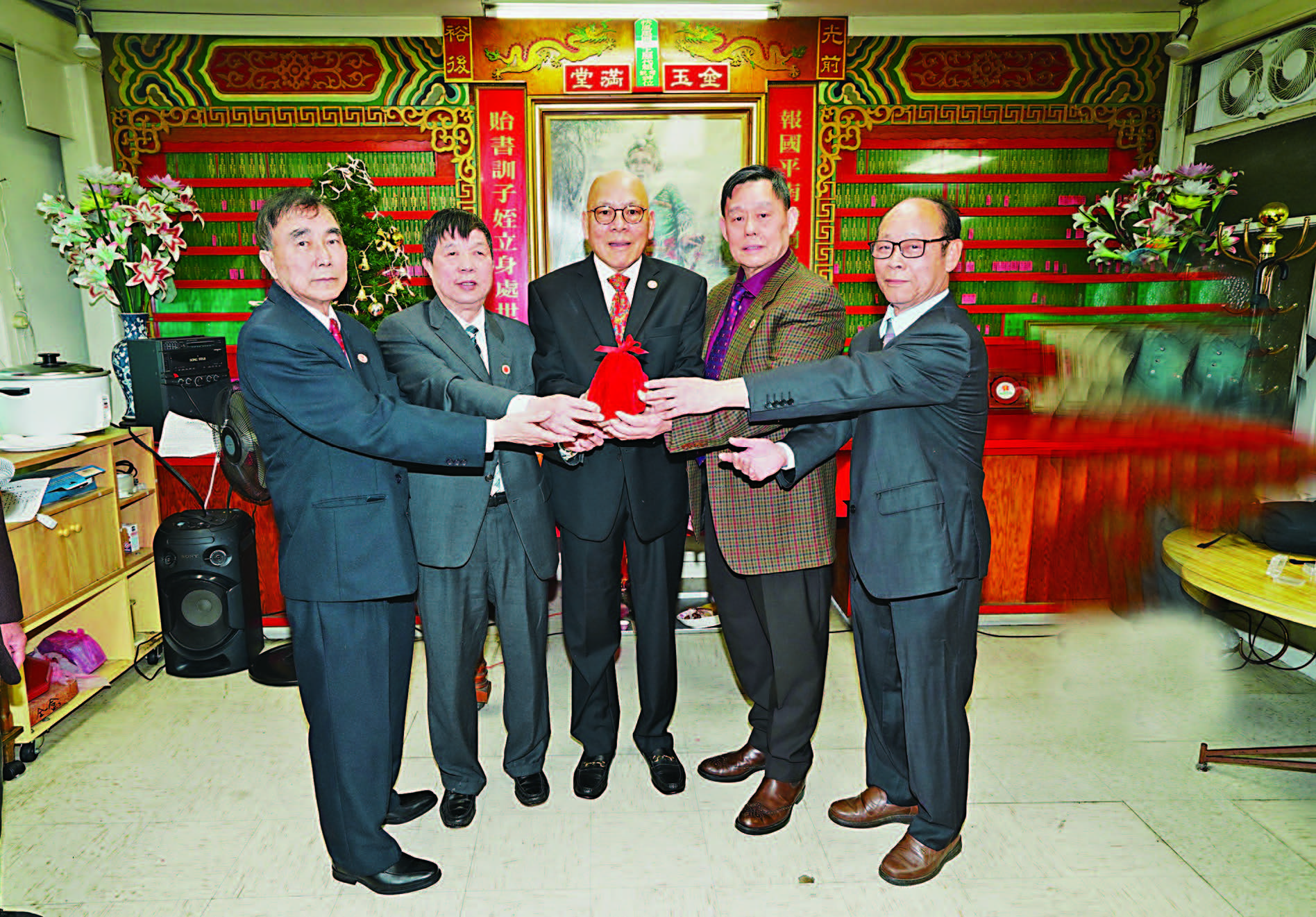 元老國新(中)主持監交,新任主席劍文(右2)、副主席光明(右1)接過滿任主席汝光(左2)及滿任副主席灼彬(左1)的印信,履新就職。譚國亮攝