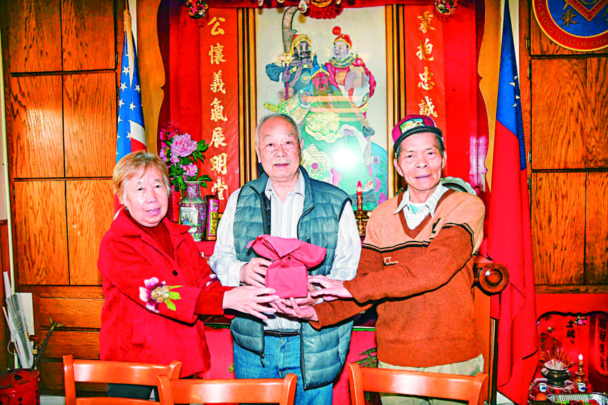 在監交人林丕燊元老（中）的監交下連任主席李國暉（右），副主席李心馨（左）接過印信覆新就職。譚國亮攝