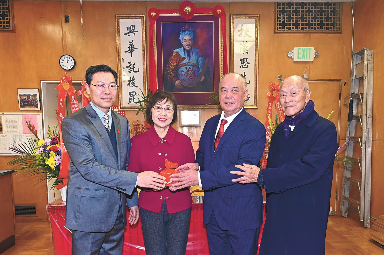 名譽顧問暨法官鄧孟詩（左2）主持監交，新任主席國南（右2）、海波（右1）從滿任主席錦銘（左1）手中接印履新，正式視事。馬紅兵攝