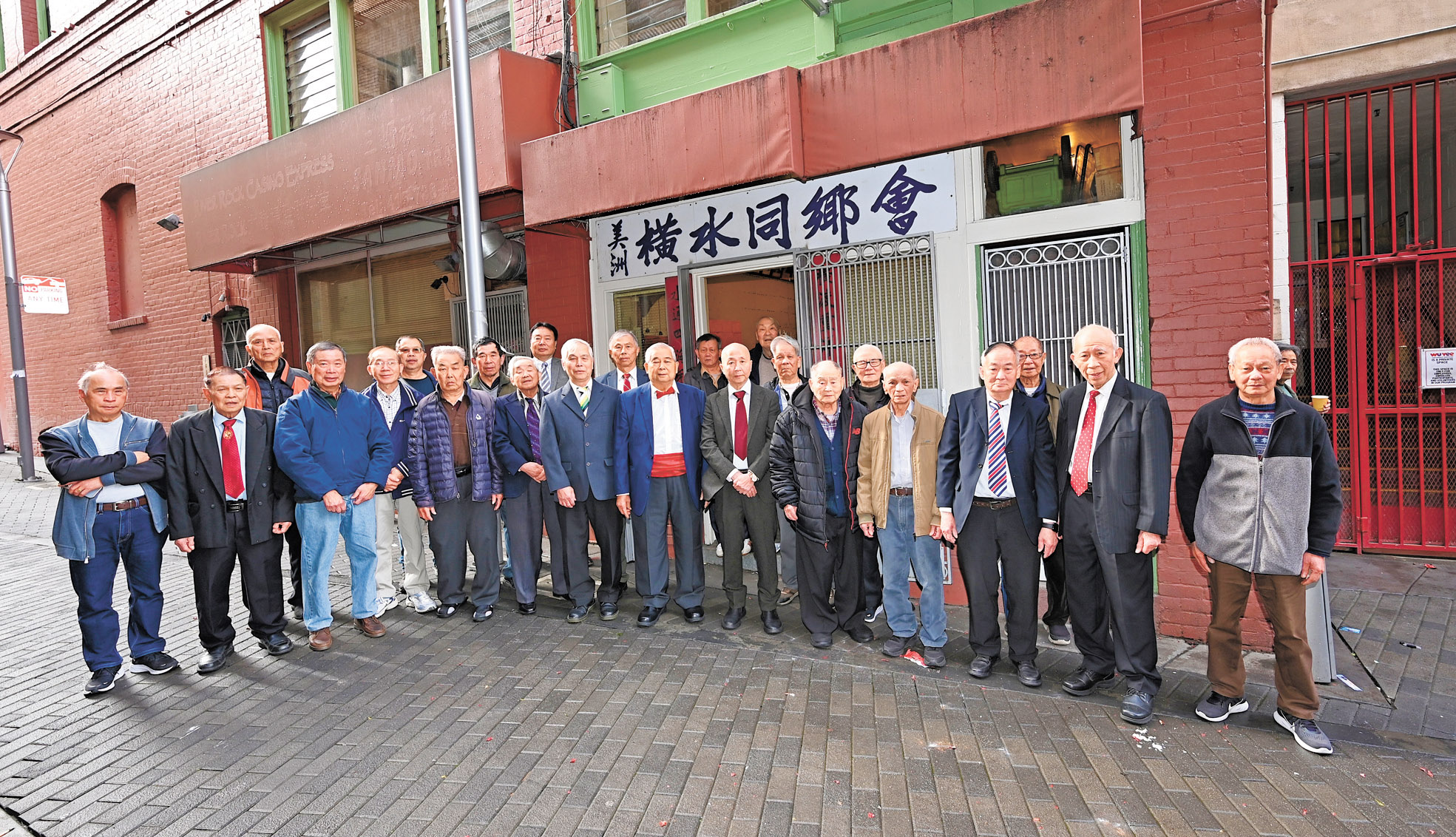 劉族橫水同鄉會元老、顧問、新屆正副主席合影。馬紅兵攝