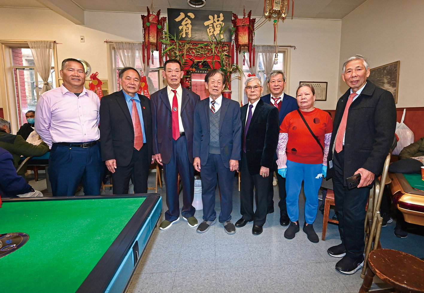 新任正副主席與顧問、職員及嘉賓在禮堂合影。馬紅兵攝