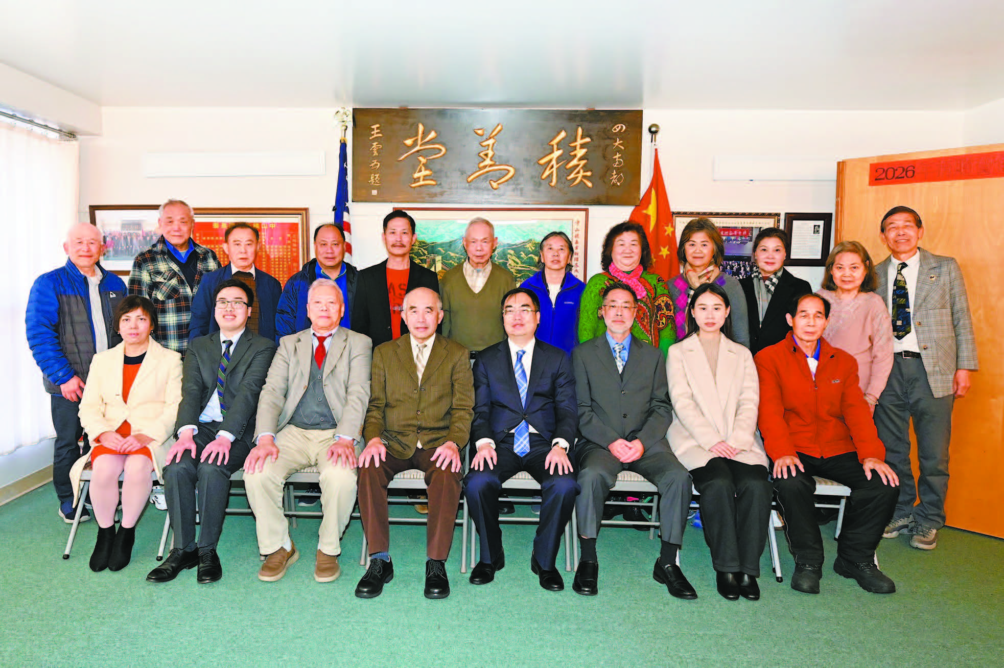 中領館官員與中山積善堂首長同仁在禮堂合影。馬紅兵攝