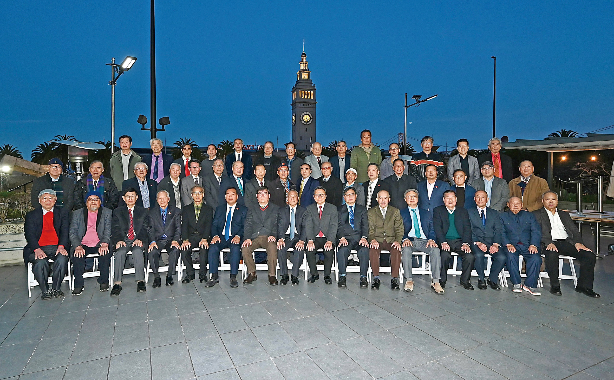 六山管理處新任及滿任正副主席、職員、執監委合影。馬紅兵攝