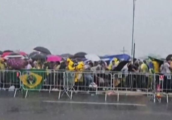 巴西聲援前總統博索納羅雨中集會　忽然閃電擊中會場89人傷