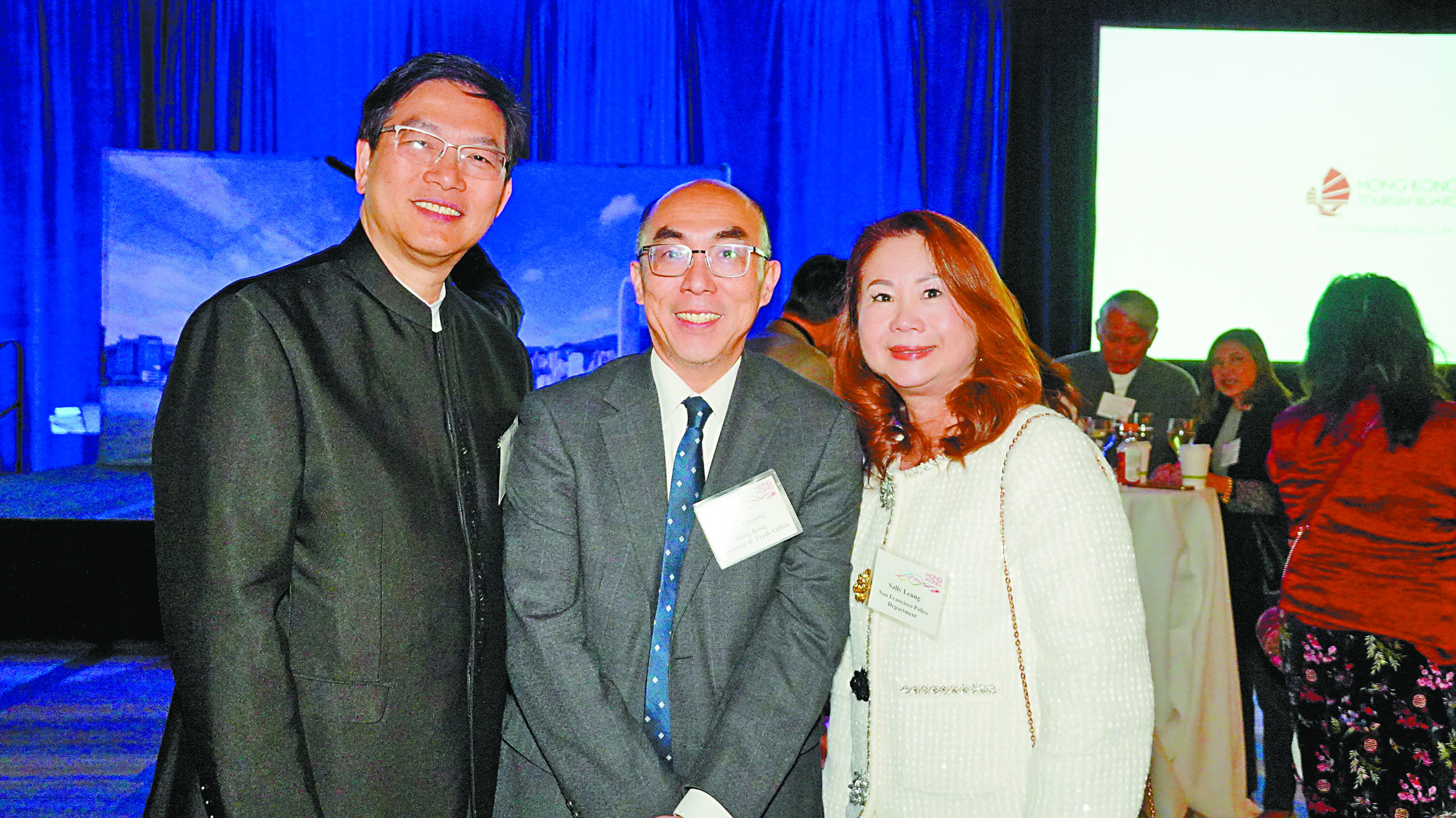 美中文化促進會會長梁建鋒伉儷與張岱楨(中)合影。記者黃偉江攝