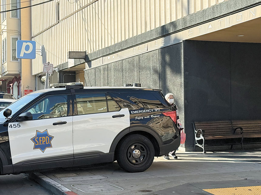 三藩市警察局公布2025年最新犯罪數據，顯示全市整體犯罪率顯著下降。圖為警局警車。資料圖片/記者陳程威攝