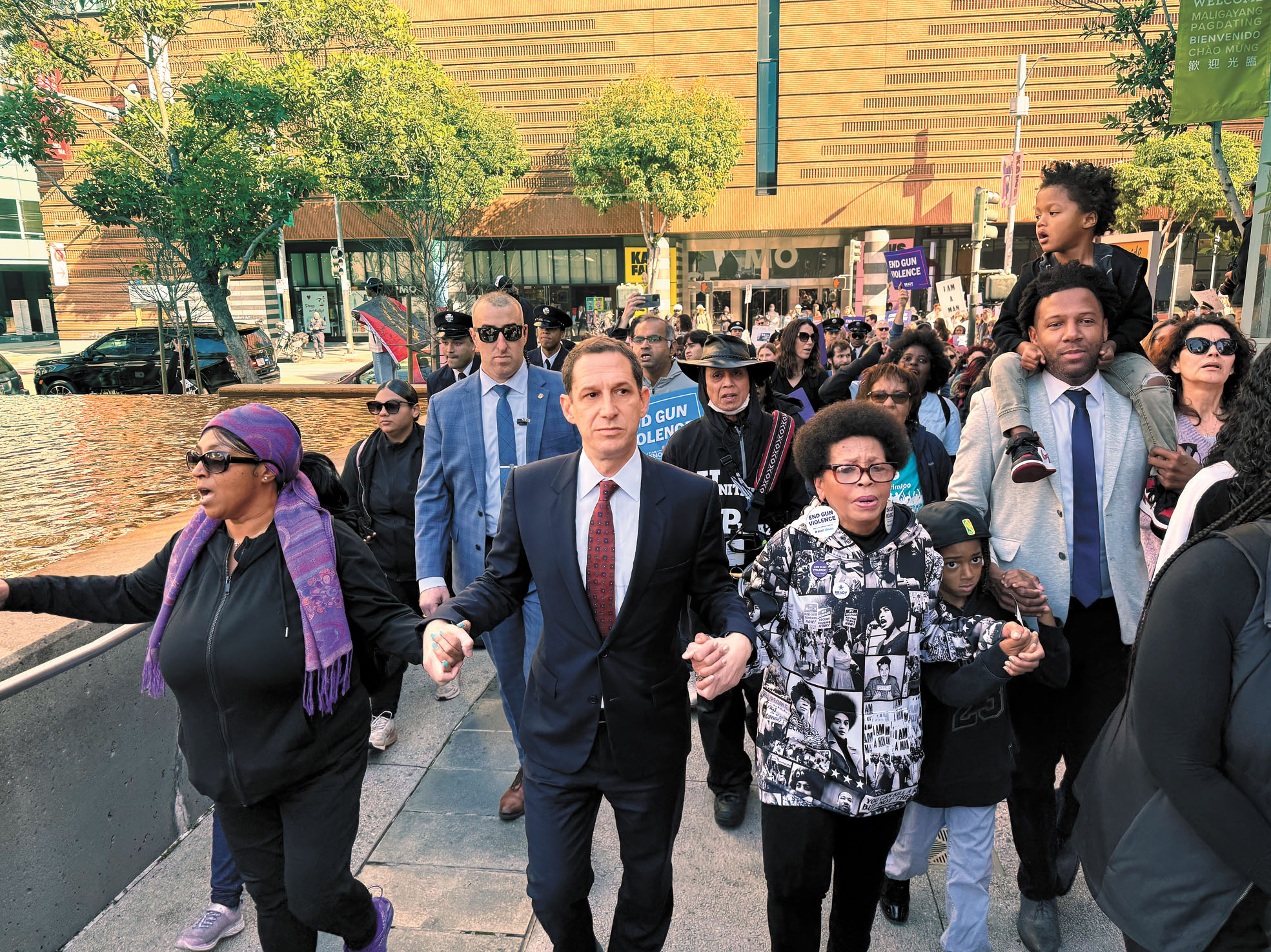 市長羅偉帶領非裔群眾步入活動會場。記者陳程威攝