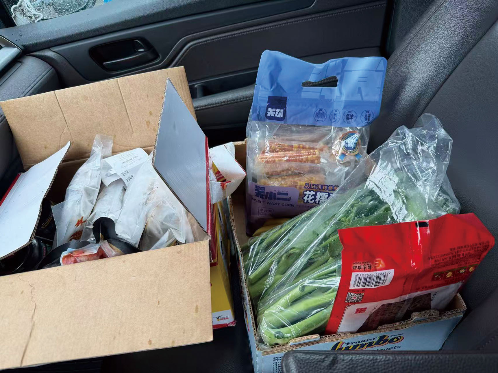 商戶配合禁用塑料袋新規，暫以紙箱為顧客裝貨，但數量有限。記者蘇婕雅攝