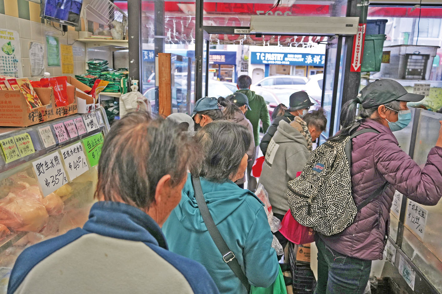 好永興海鮮舖也擠滿顧客。記者黃偉江攝