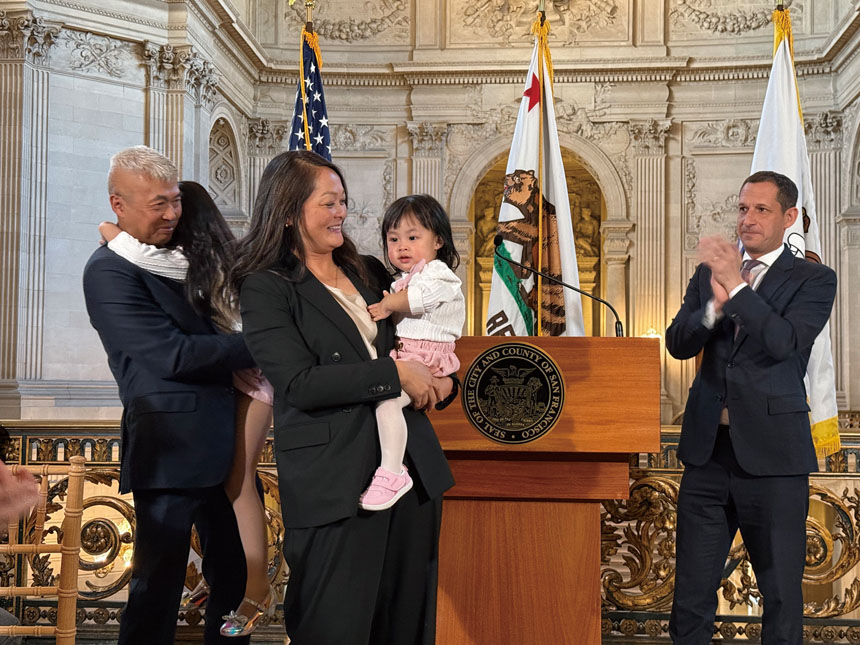 完成宣誓後，朱嘉文接受市長及到場官員與民眾祝賀。記者陳程威攝