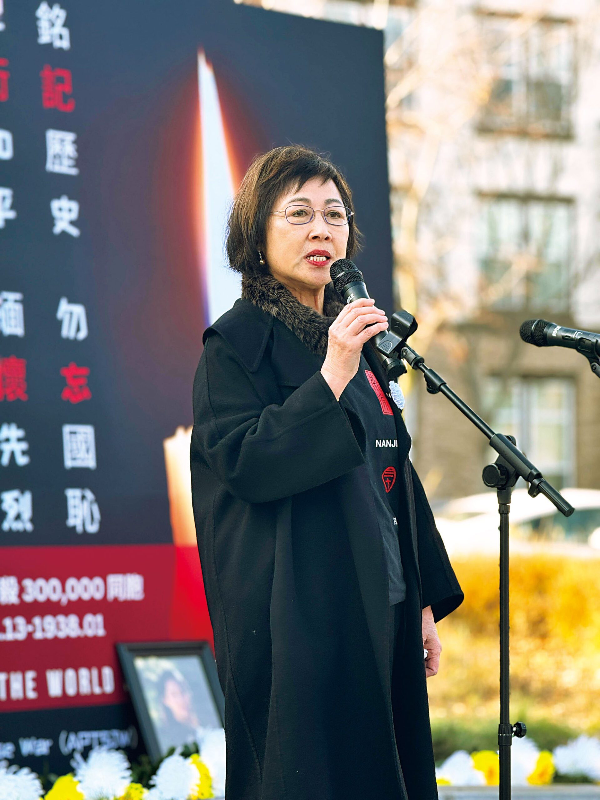 退休法官鄧孟詩認為此次軍事行動凸顯美國民主機制面臨的挑戰，圖為她早前出席社區活動時發言。記者蘇婕雅攝