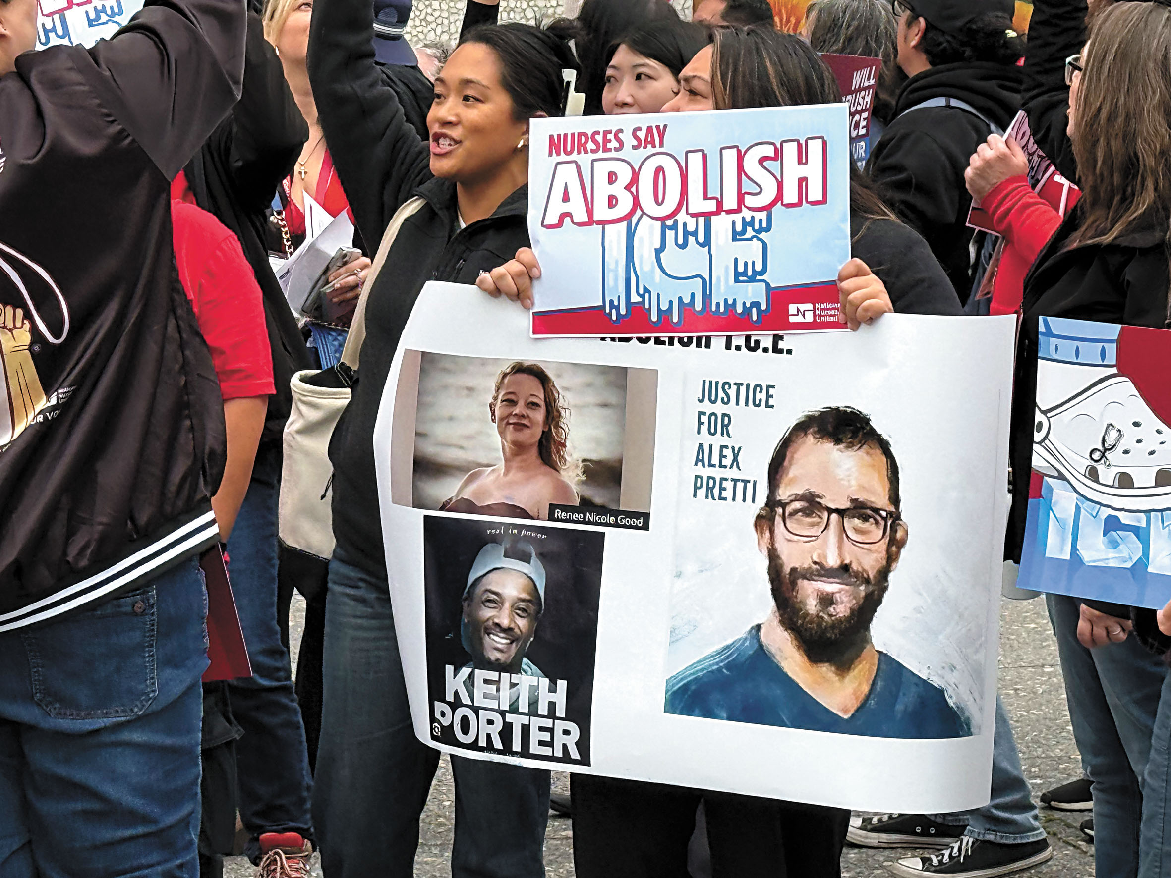 民眾高舉標語,悼念遭ICE執法射殺的Alex Pretti、Renee Good 與 Keith Porter 。記者陳程威攝