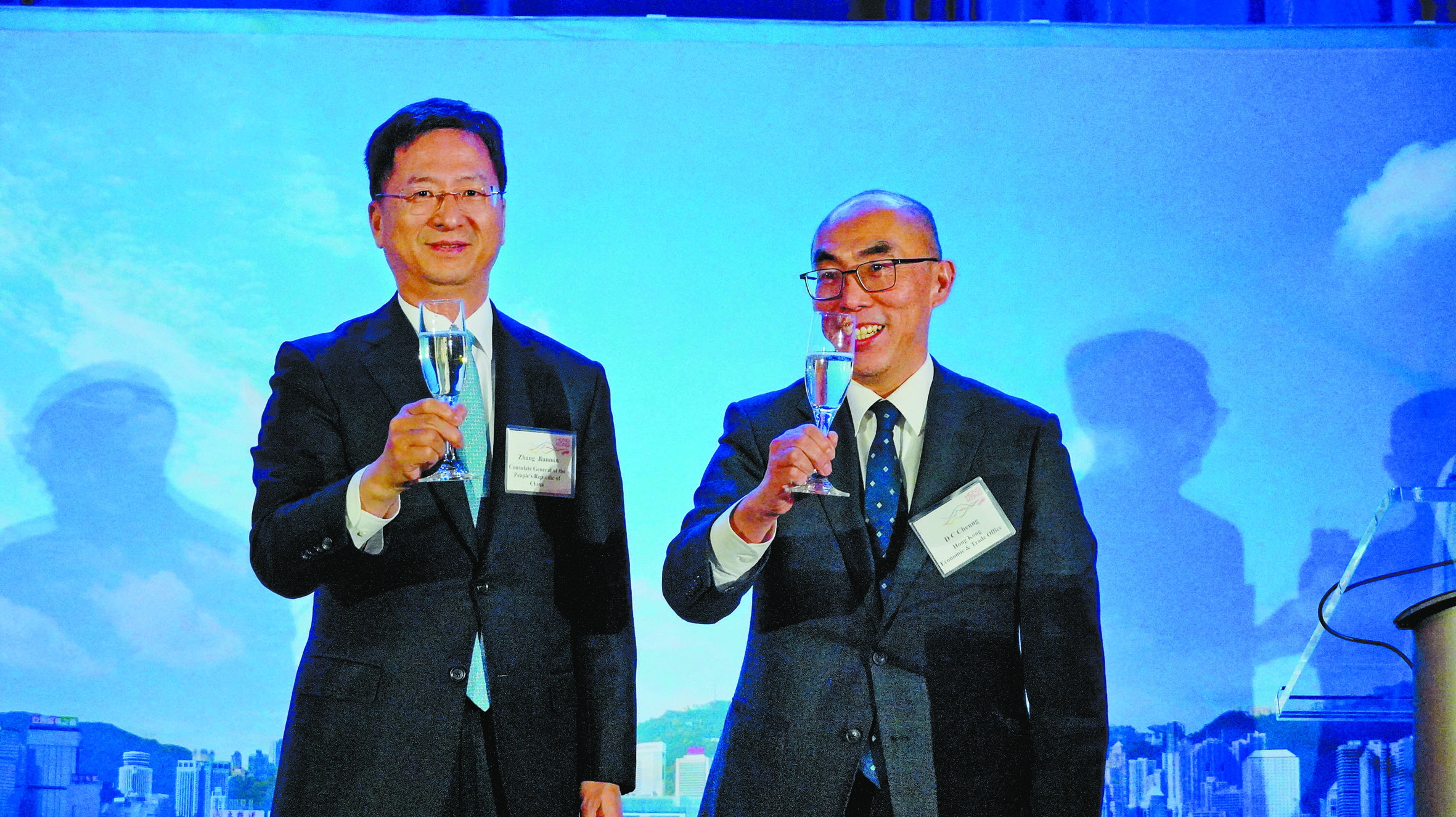 張岱楨(右)與中國總領事張建敏向大家祝酒。記者黃偉江攝