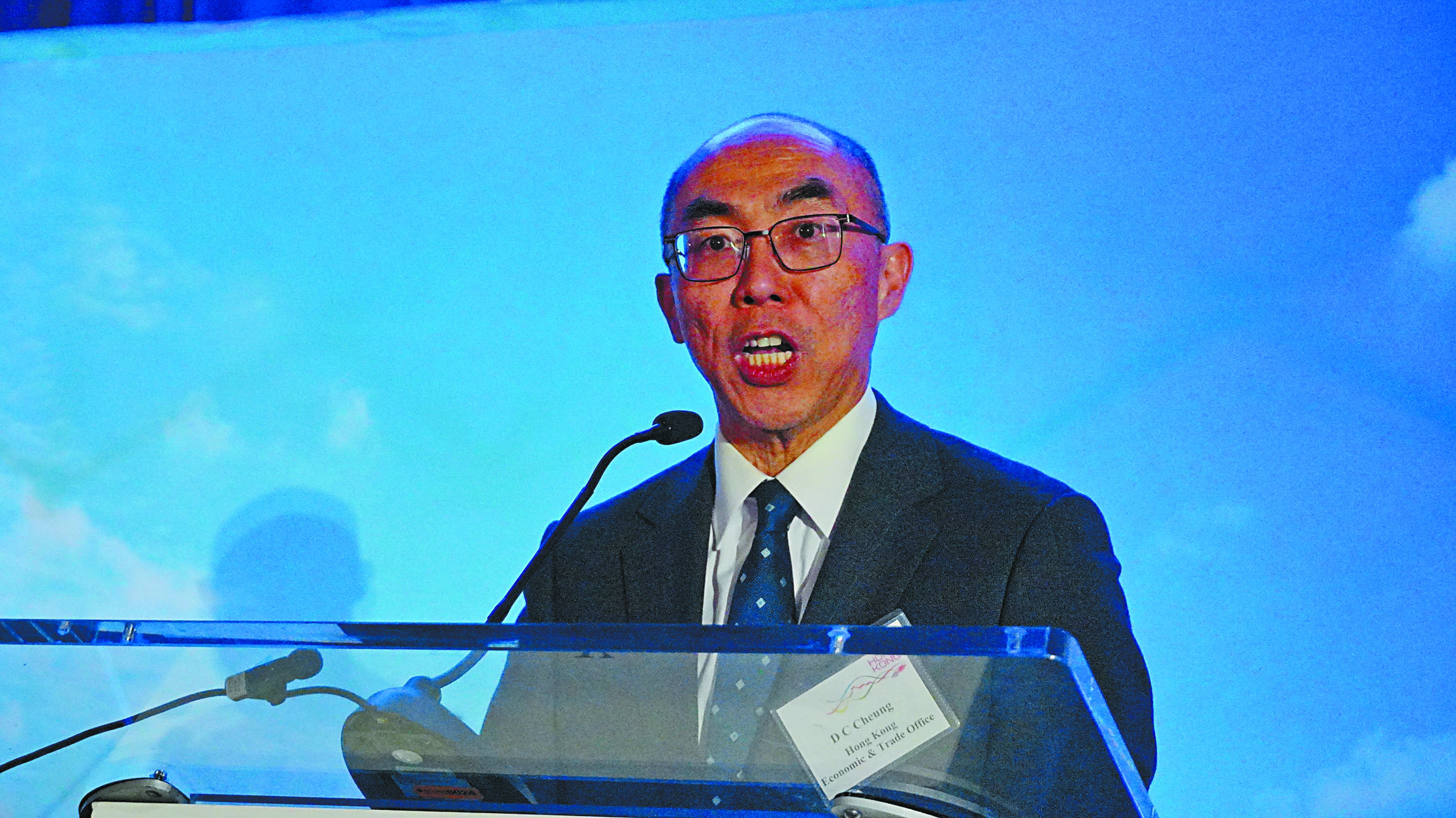 香港駐三藩市經濟貿易辦事處處長張岱楨在酒會上介紹香港成就。記者黃偉江攝