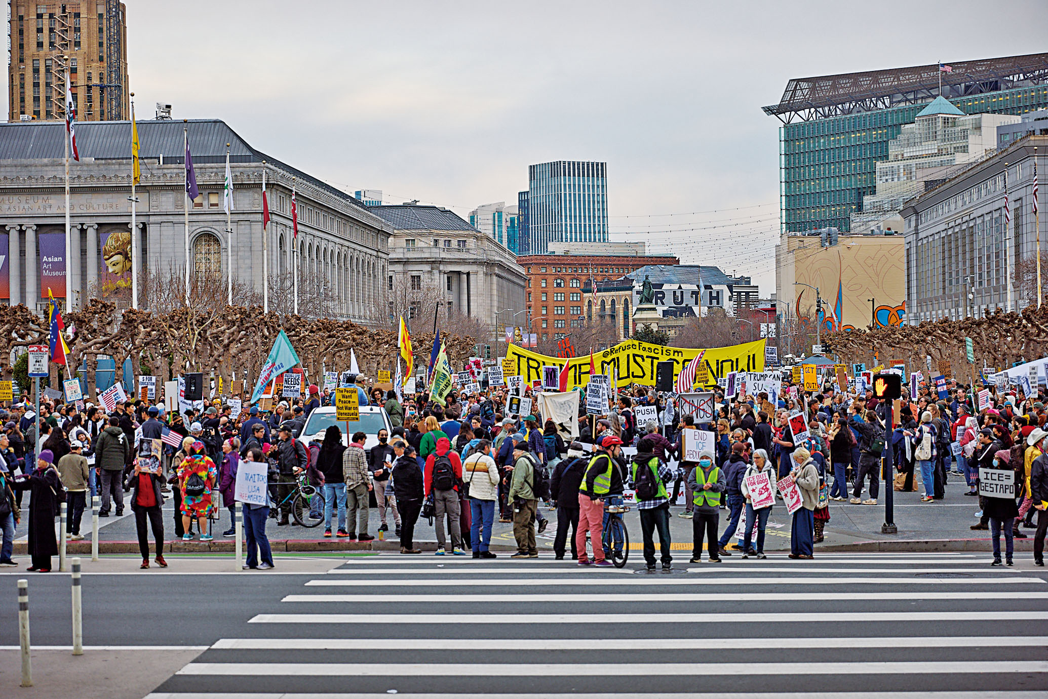 數百名抗議者齊聚市府廣場。記者彭詩喬攝