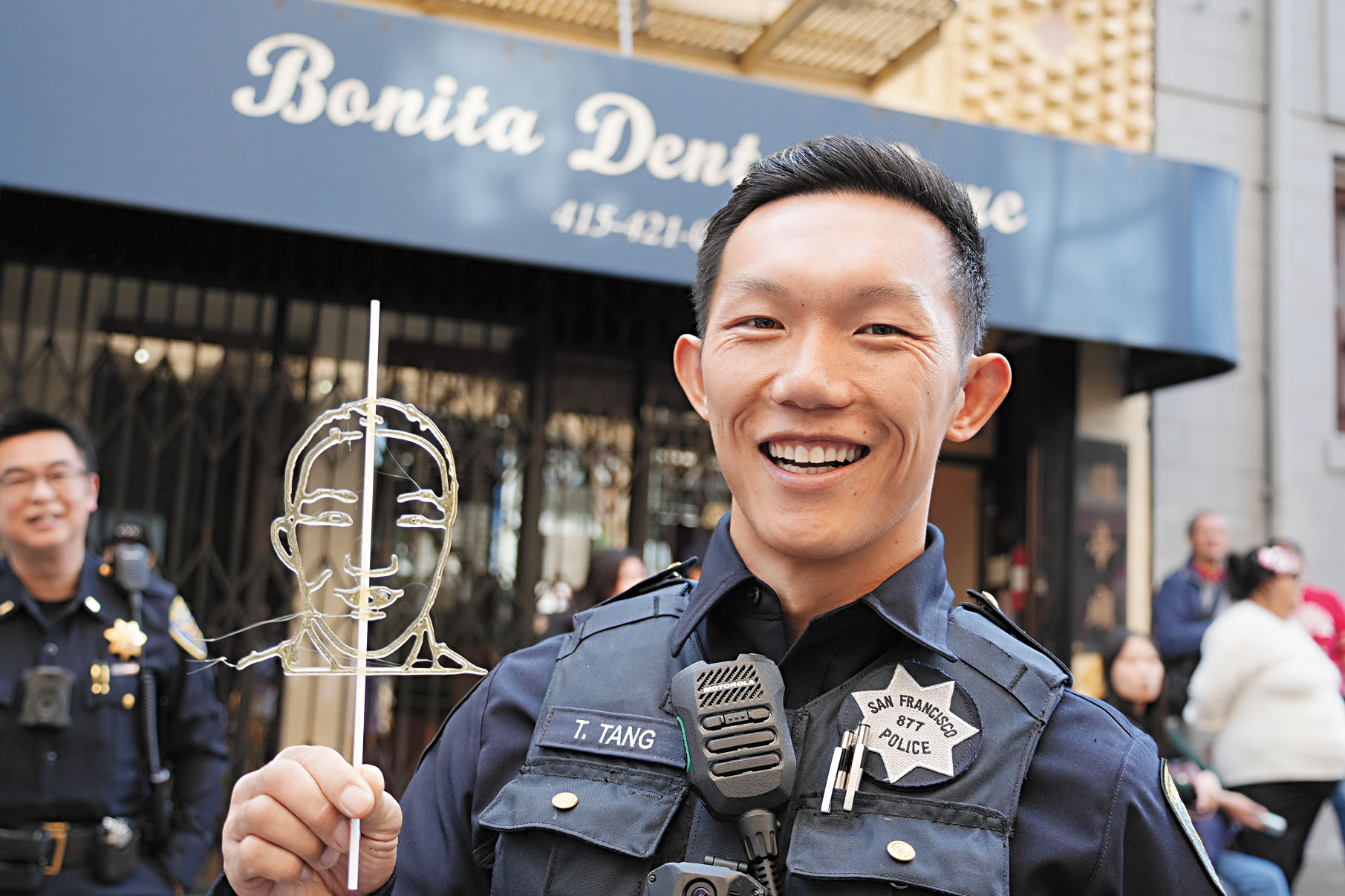 這位警察哥哥滿意地拿著以他的頭像創作的AI糖畫。記者黃偉江攝