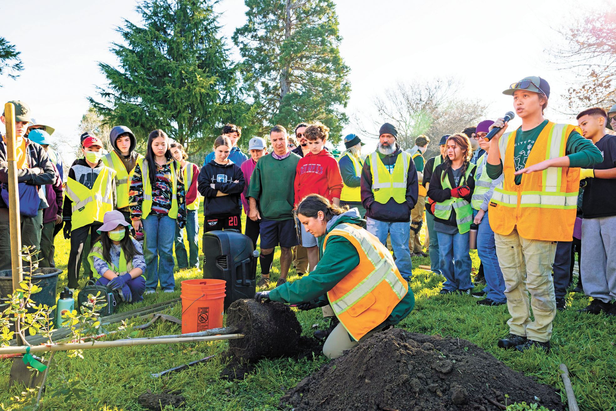 學生和志願者參加植樹活動。主辦方提供