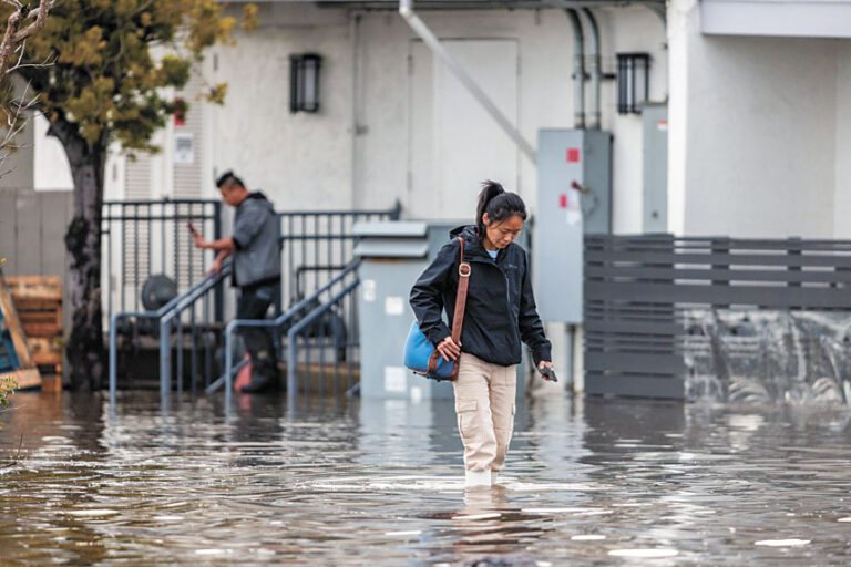帝王潮殺到多處街道淹水   海水湧上80號州際公路