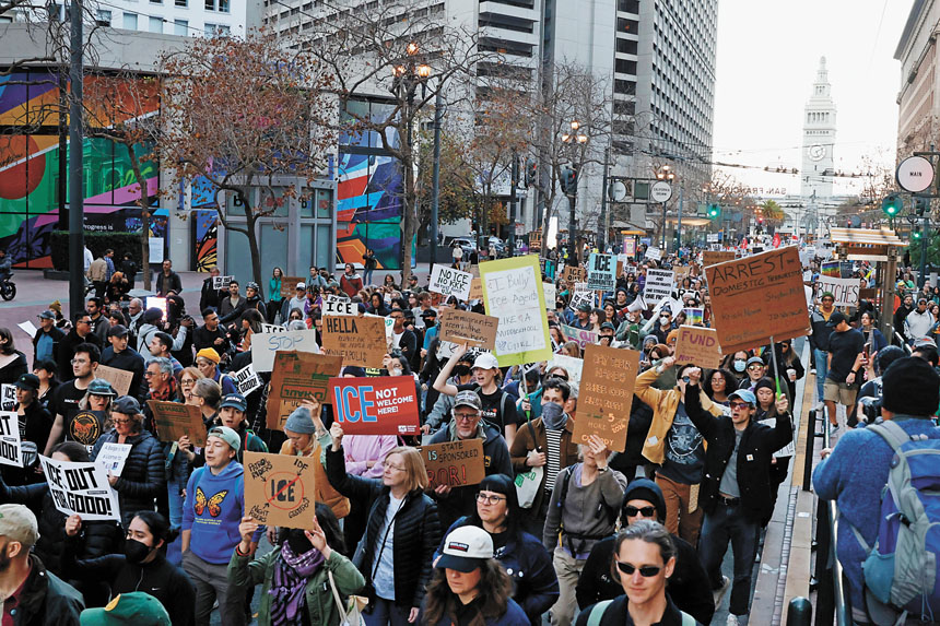 示威者市場街遊行，抗議聯邦人員在明州又槍殺平民。Stephen Lam/三藩市紀事報/美聯社