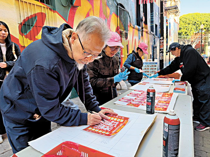 華埠生肖牆弘揚文化歷史教育   千餘紅封包拼出「功成」迎馬年