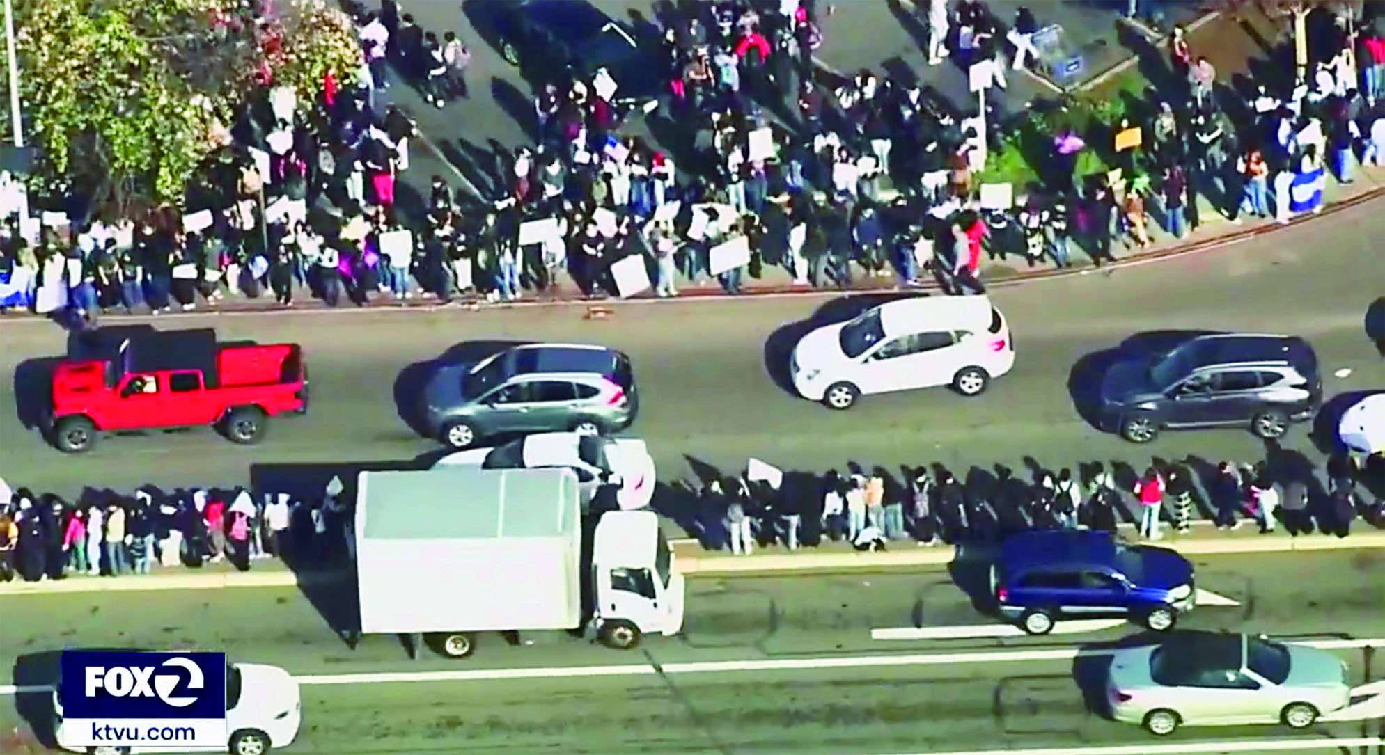 東灣多間高中學生昨日罷課   強烈反對聯邦ICE強力執法