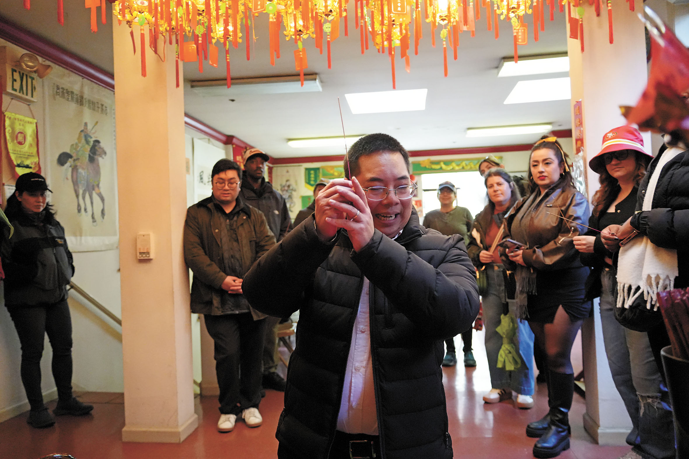 邱德佑介紹關帝廟中的求簽文化和習俗。記者黃偉江攝