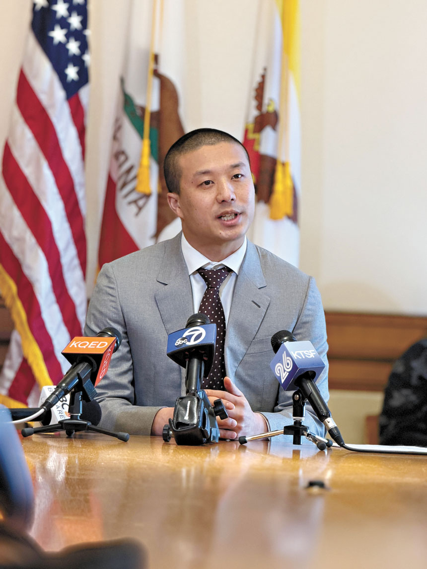 市參事王兆倫說明推動大公路平日恢復通車、周末作為休憩空間。記者蘇婕雅攝