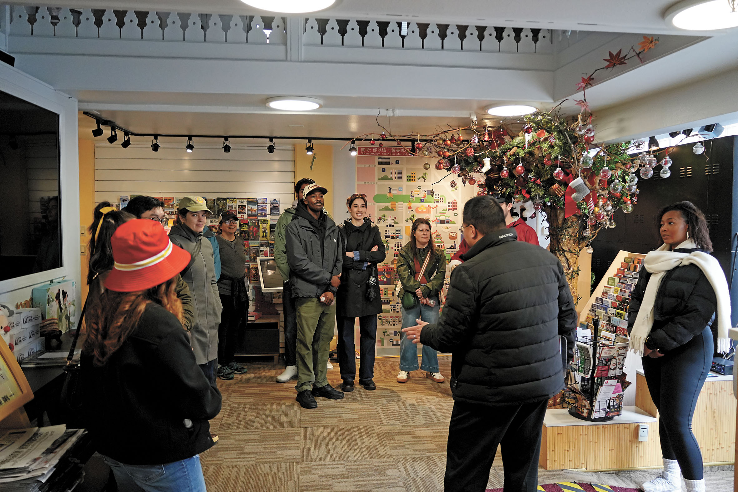 資深導遊邱德佑在訪客中心，帶領遊客們探索華埠。記者黃偉江攝