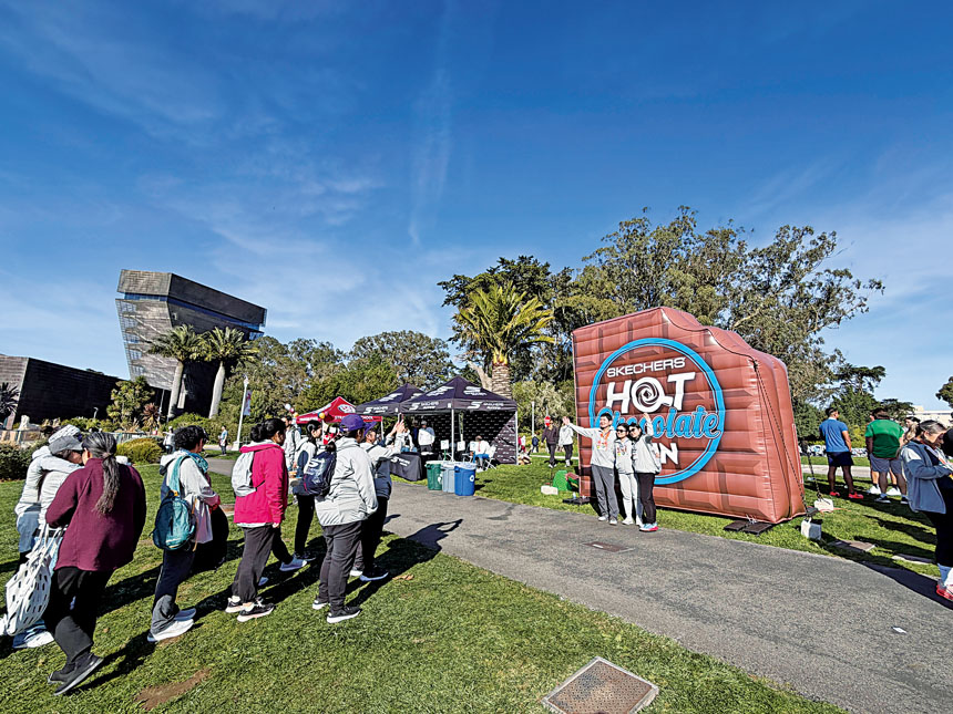 賽事終點設有慶祝派對，完成者紛紛拿著巧克力造型的獎牌與家人合照留念。記者蘇婕雅攝