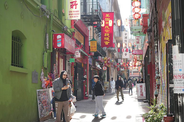 華人商舖準備就緒熱情招待遊客