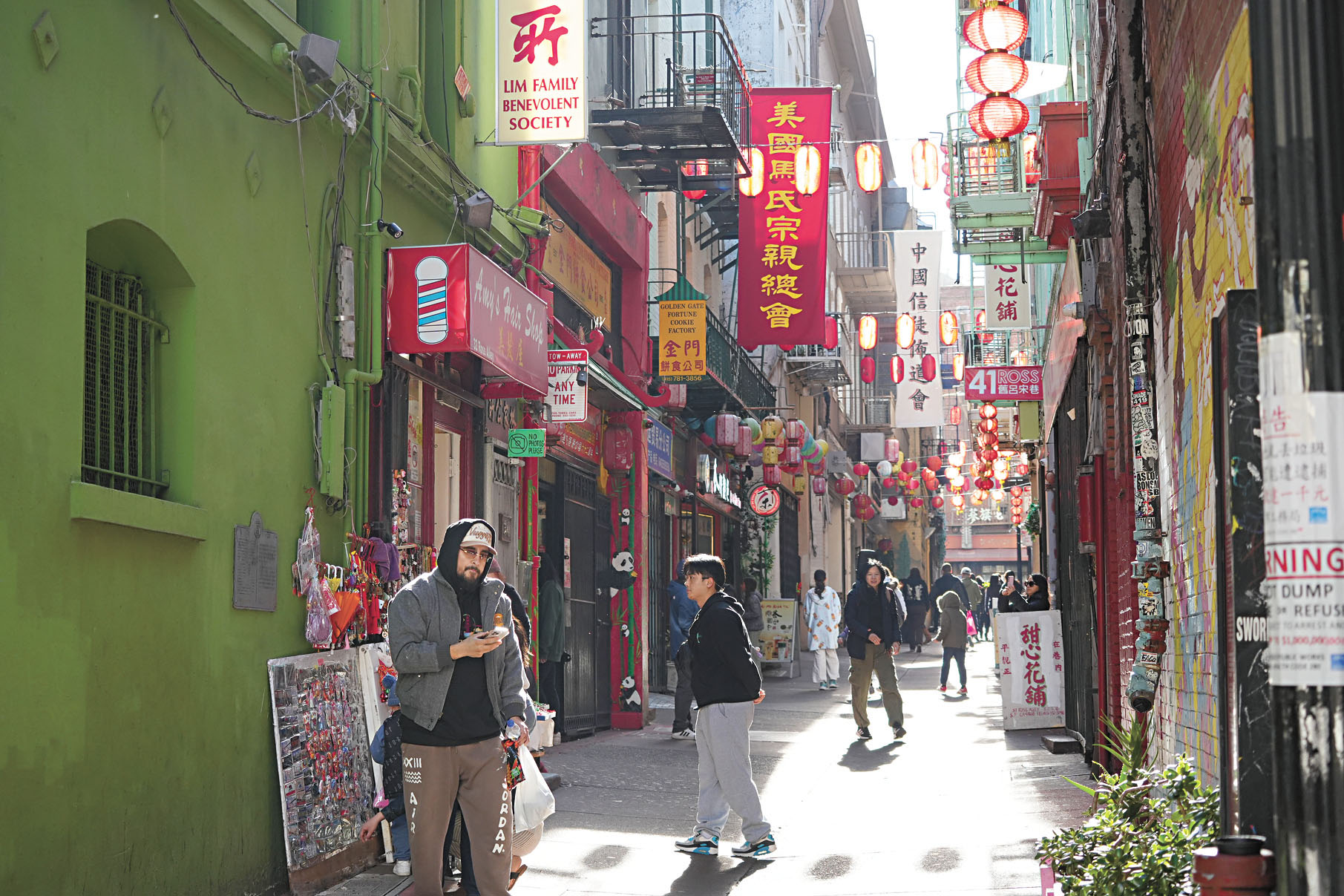 張燈結彩的舊呂宋巷不長且窄，卻已成了網紅打卡的必遊之地。記者黃偉江攝