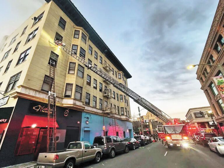 屋崙市中心公寓樓大火 三人受傷